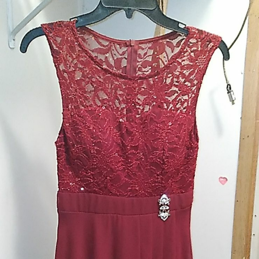 A dress - Picture 2 of 7